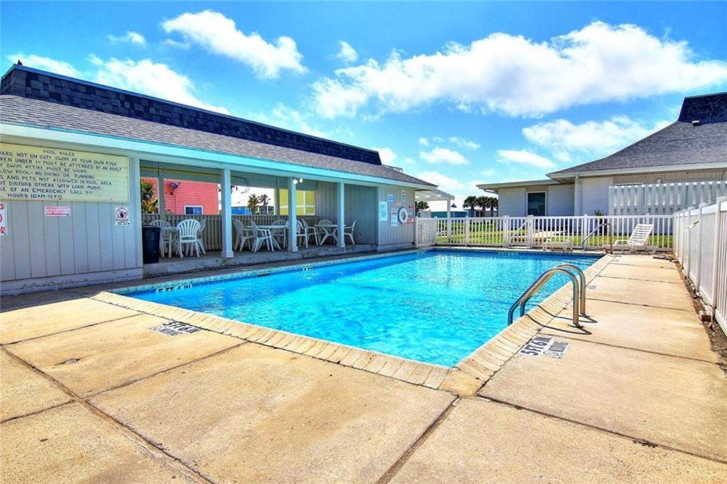 Ec203 Newly Remodeled, One Bedroom, Second Floor Condo, Shared Pool, Grills And Boardwalk Port Aransas Exterior photo