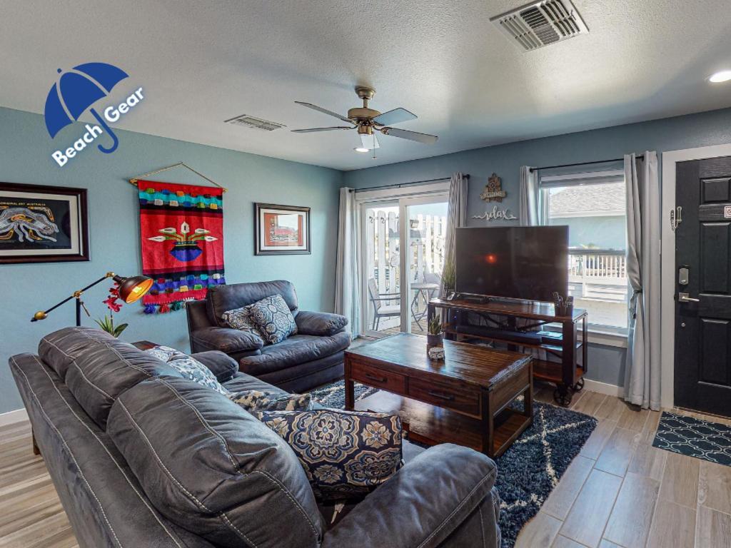 Ec203 Newly Remodeled, One Bedroom, Second Floor Condo, Shared Pool, Grills And Boardwalk Port Aransas Exterior photo