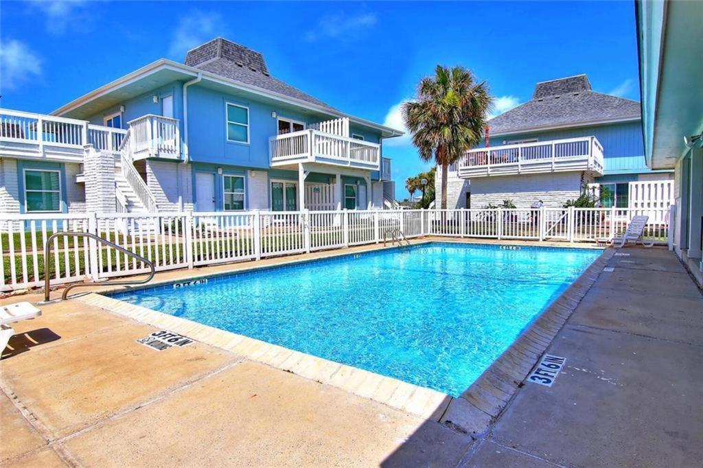 Ec203 Newly Remodeled, One Bedroom, Second Floor Condo, Shared Pool, Grills And Boardwalk Port Aransas Exterior photo