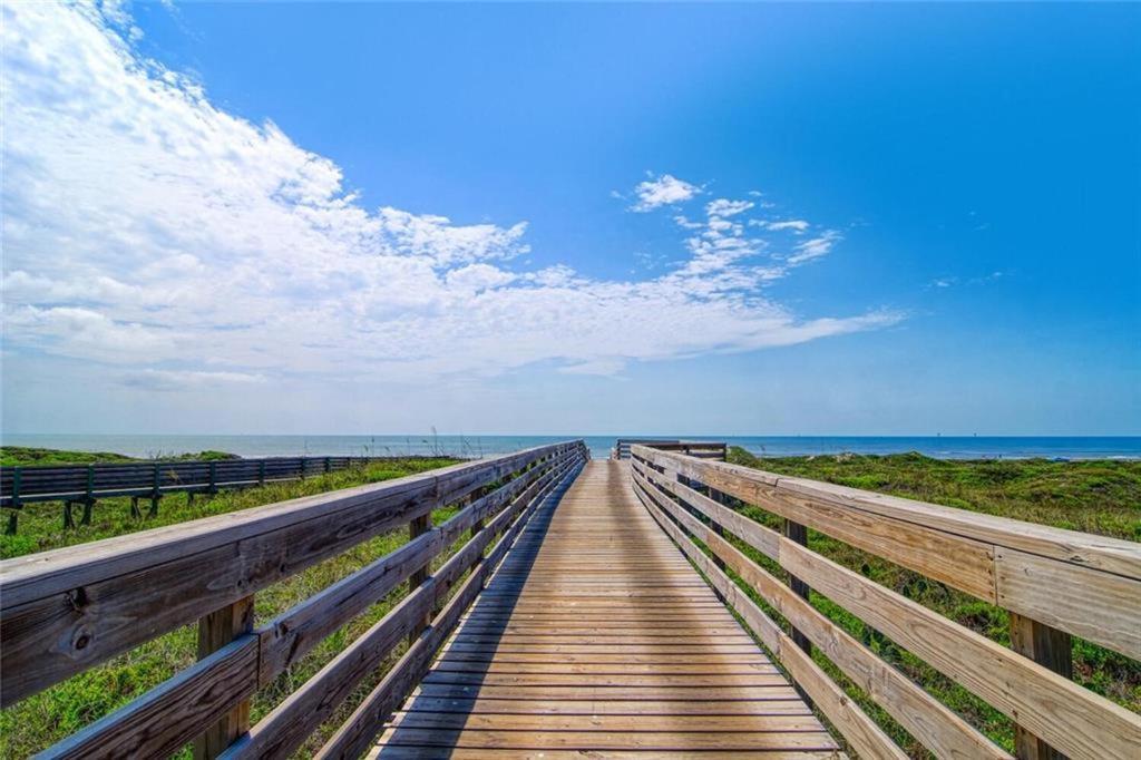 Ec203 Newly Remodeled, One Bedroom, Second Floor Condo, Shared Pool, Grills And Boardwalk Port Aransas Exterior photo